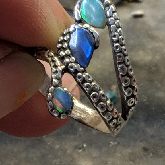Sterling silver octopus tentacle ring with opal - Picture 4 of 5
